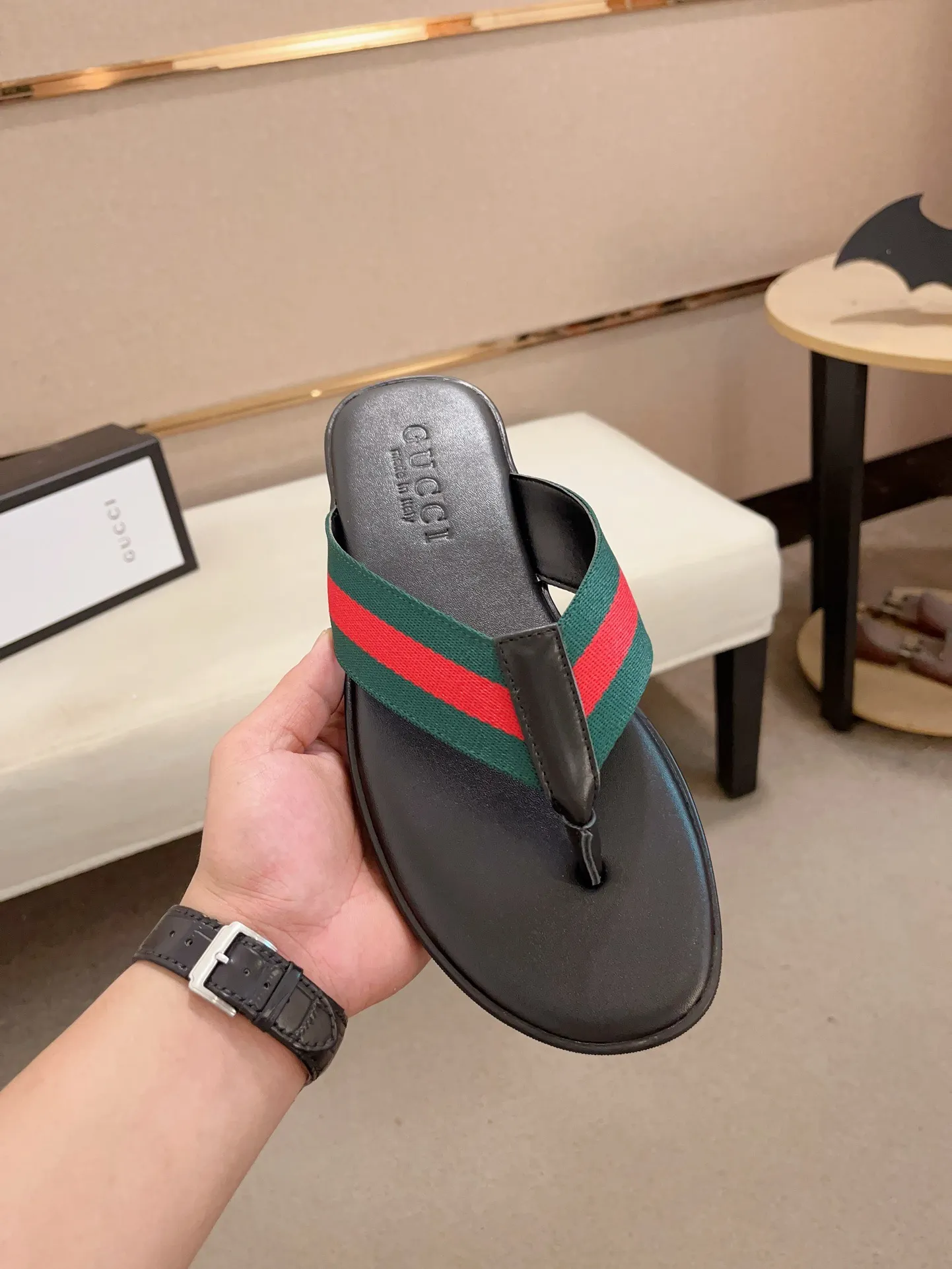 Men's shoes 💰: 240💰 [gucci Gucci slippers] High-end men's shoes brand official website 1:1 latest masterpiece: original mold customization, the fabric is made of imported original materials, upgraded outsole, lighter and non-slip. The market's top quality, simple yet tasteful, a must-have for fashionistas, fashionable at your feet, full of confidence, the same style at the counter 👍The season of summer slippers is here. Code: 38-45